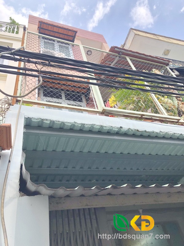 Bán nhà 2 lầu sân thượng hẻm 460 Nguyễn Tất Thành quận 4.